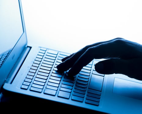 Ferramentas de IA fazem erros potencialmente prejudiciais nos registros de trabalho social, diz pesquisa