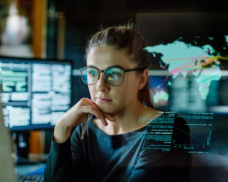 Mulheres em tecnologia e finanças com maior risco de perda de emprego de IA, relatório diz
