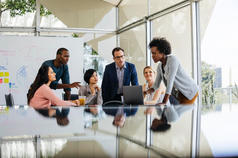 Com o objetivo de fechar a brecha entre urgentemente necessária pesquisa rigorosa sobre IA e saúde mental versus o mundo real em espiral